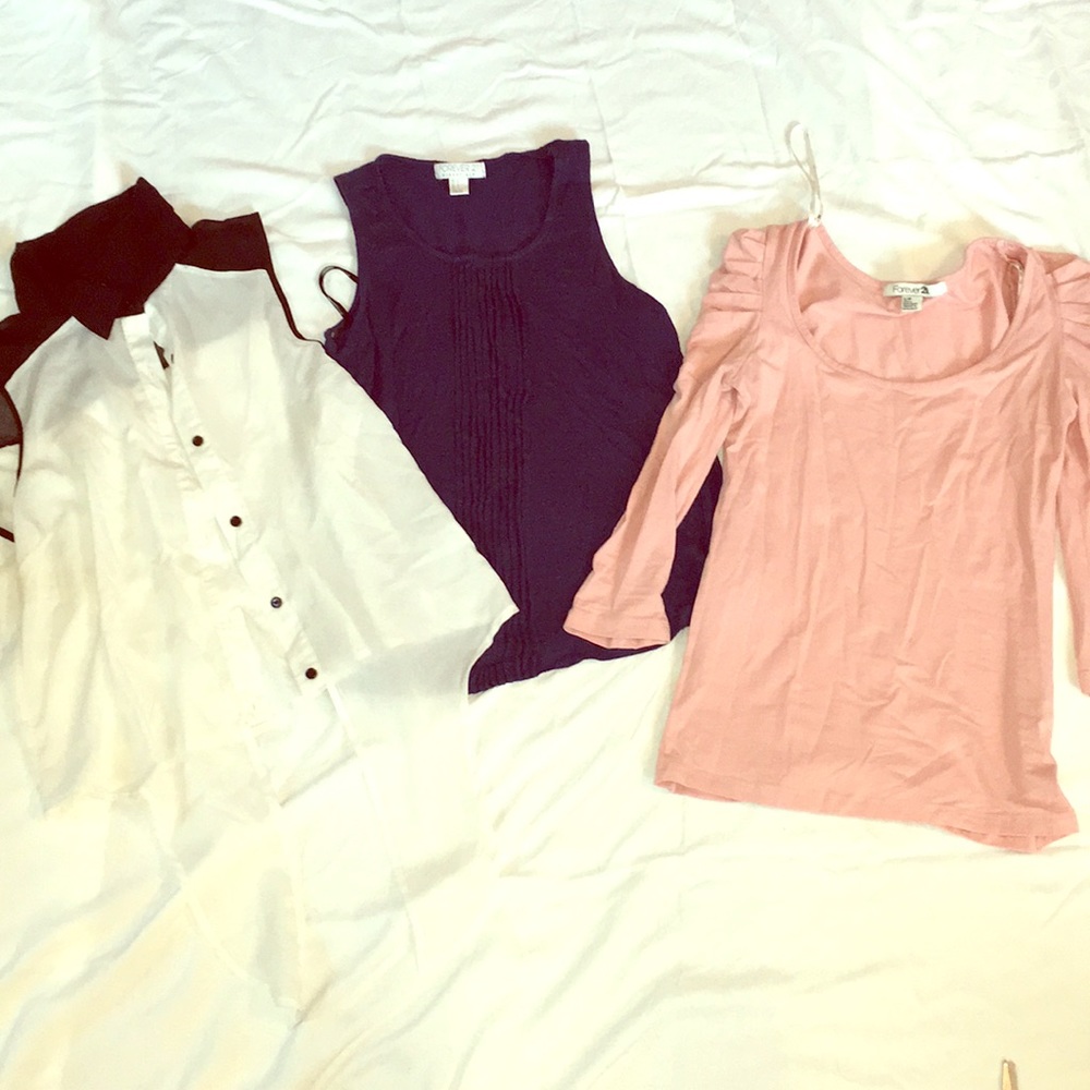 Set of 3 blouses.